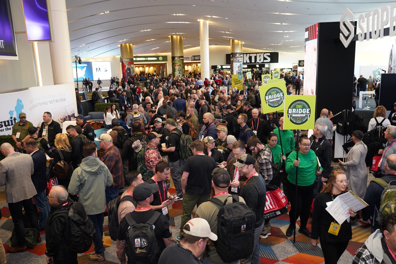 Grande público ocupa os corredores da Shot Show na abertura do evento.