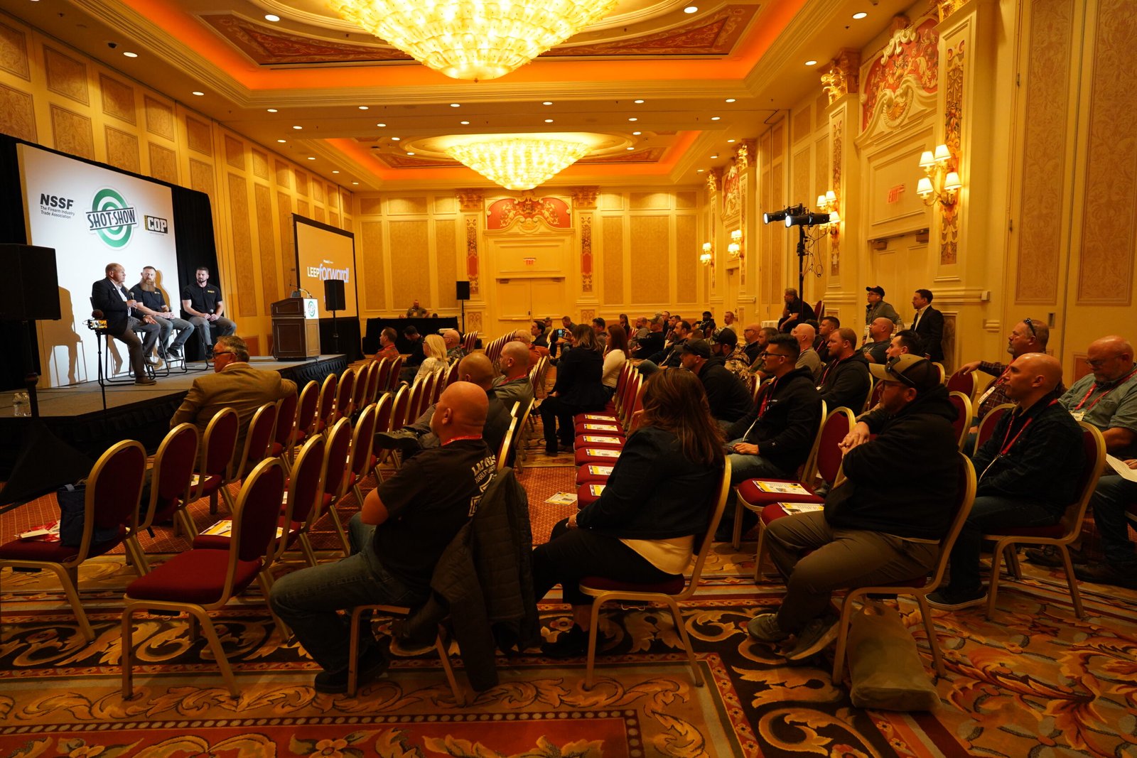 Palestra reúne participantes em auditório da Shot Show.