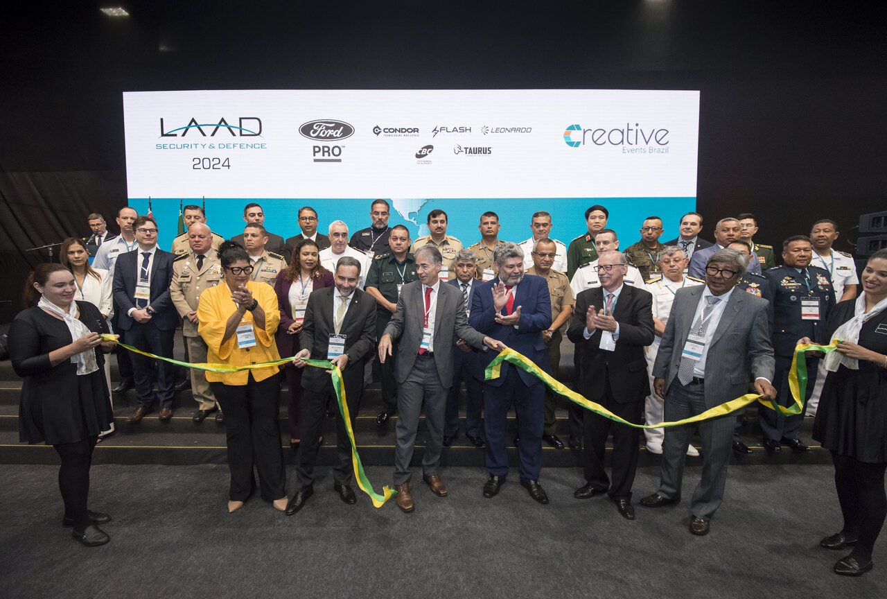Autoridades e representantes participam de abertura da LAAD Security & Defence.