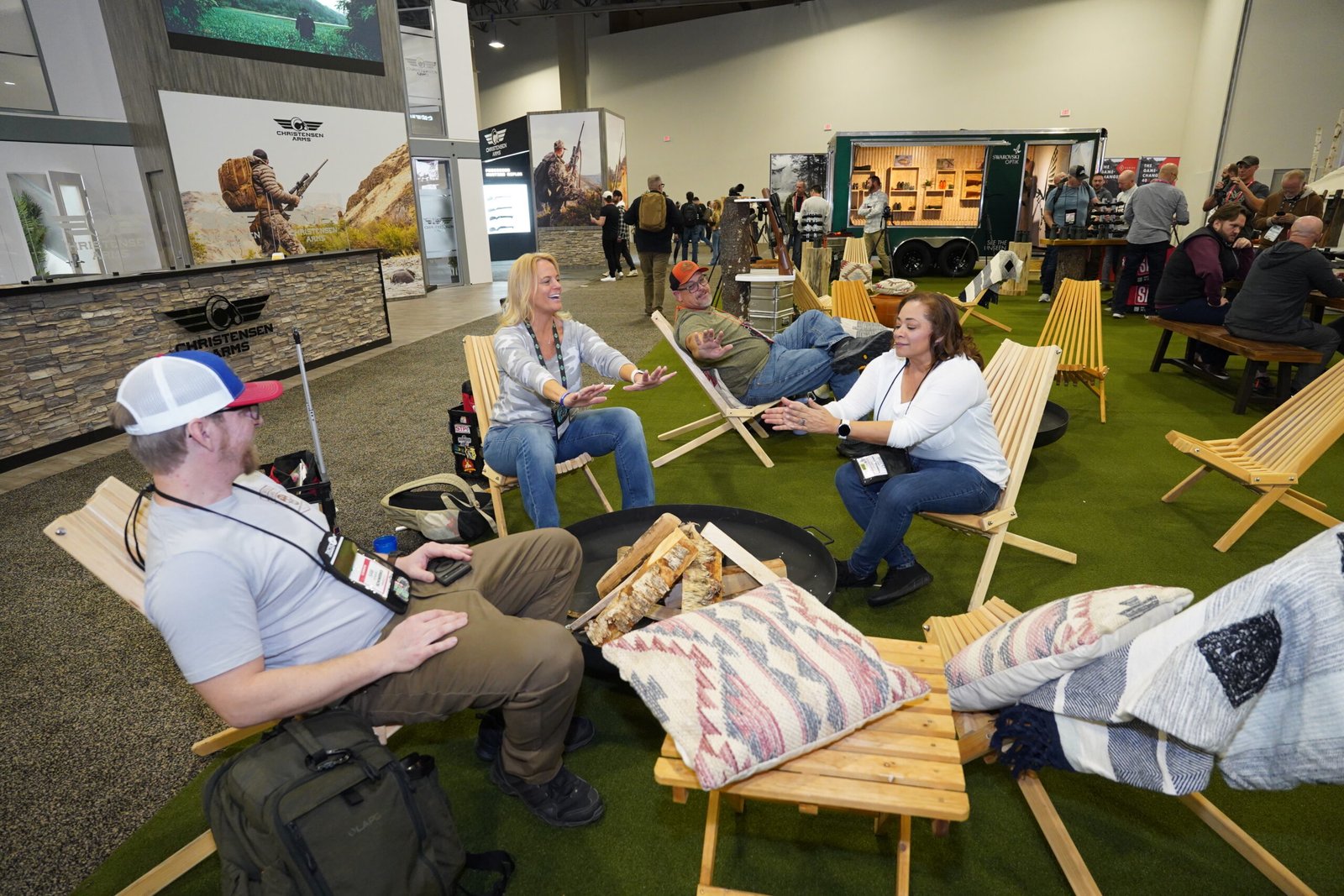 Participantes conversam em área de descanso da Shot Show.
