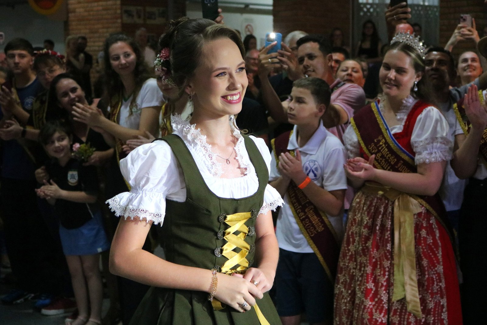 Realeza e representantes da Schützenfest são recebidos e aplaudidos pelo público.