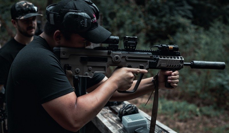 Atirador usa fuzil IWI Tavor X95 equipado com mira e silenciador.