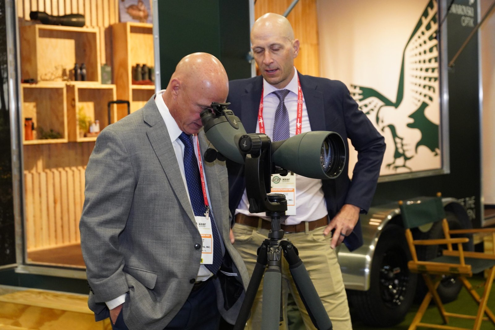 Visitantes observam equipamento óptico montado em tripé.