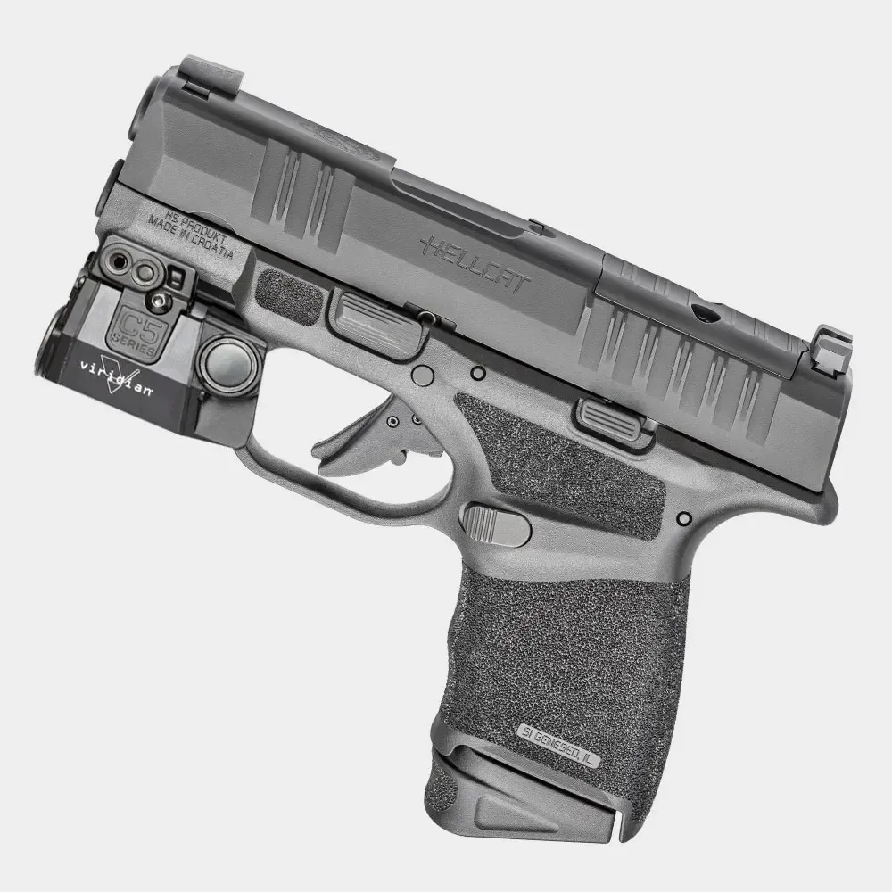 Pistola Springfield Armory Hellcat equipada com lanterna, vista de perfil.