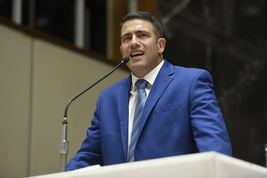 Deputado Caporezzo discursa em plenário usando terno azul.