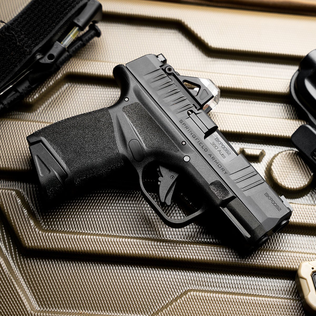 Pistola Springfield Armory Hellcat sobre estojo de transporte.