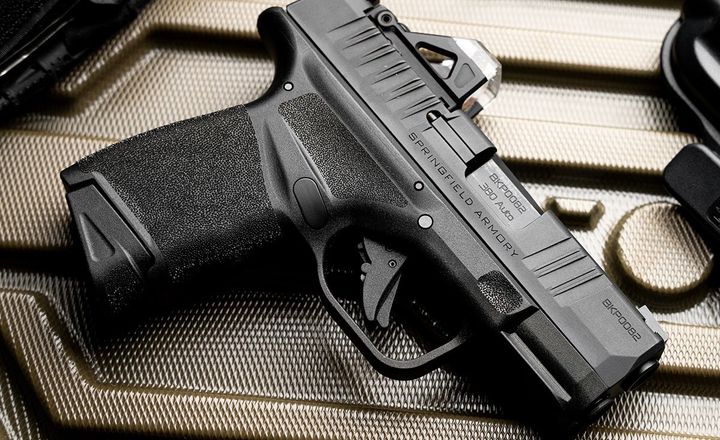 Pistola Springfield Armory Hellcat sobre estojo de transporte.
