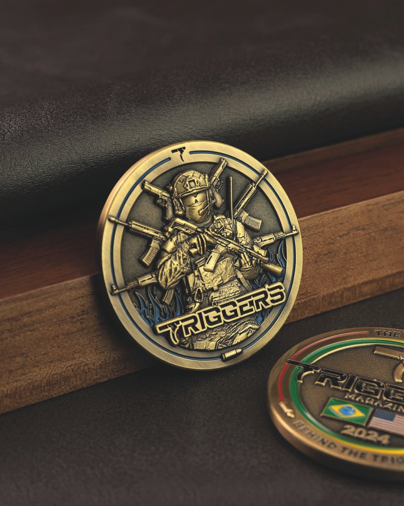 Medalhas comemorativas da Triggers Magazine apoiadas sobre madeira.