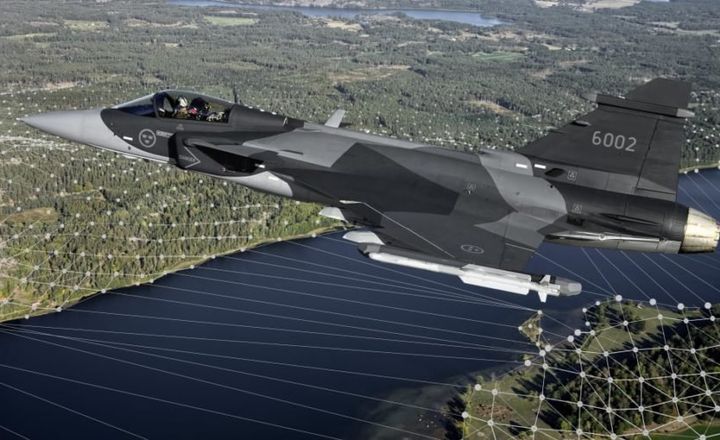 Caça Gripen sobrevoa região costeira em ilustração tecnológica.