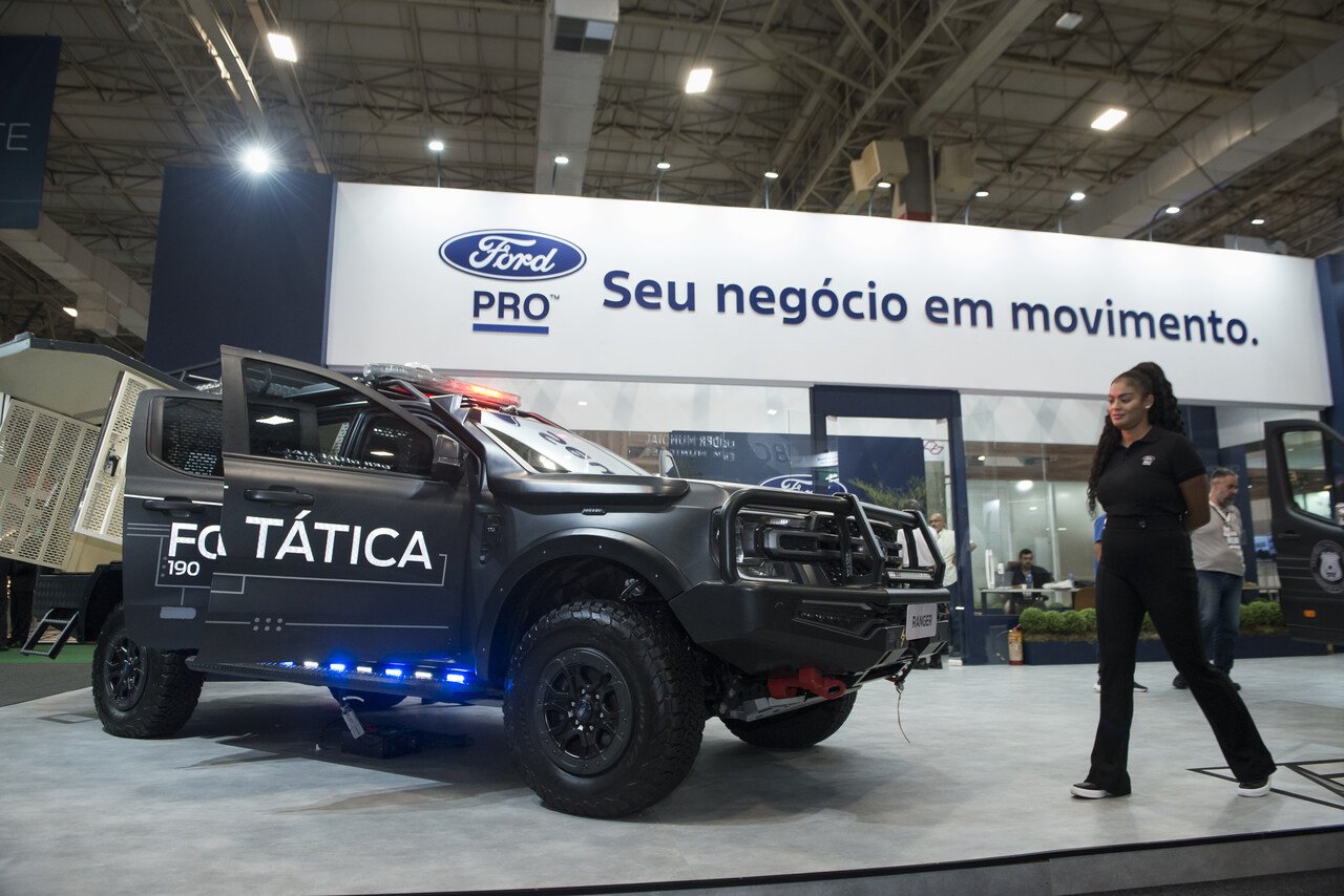 Veículo tático preto da Ford exposto na LAAD.