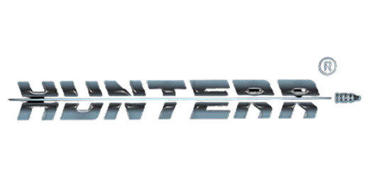Logotipo metálico da Hunterr sobre fundo preto.