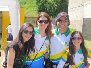 Demetrius Oliveira posa com mulheres e uma menina usando uniforme do Brasil.
