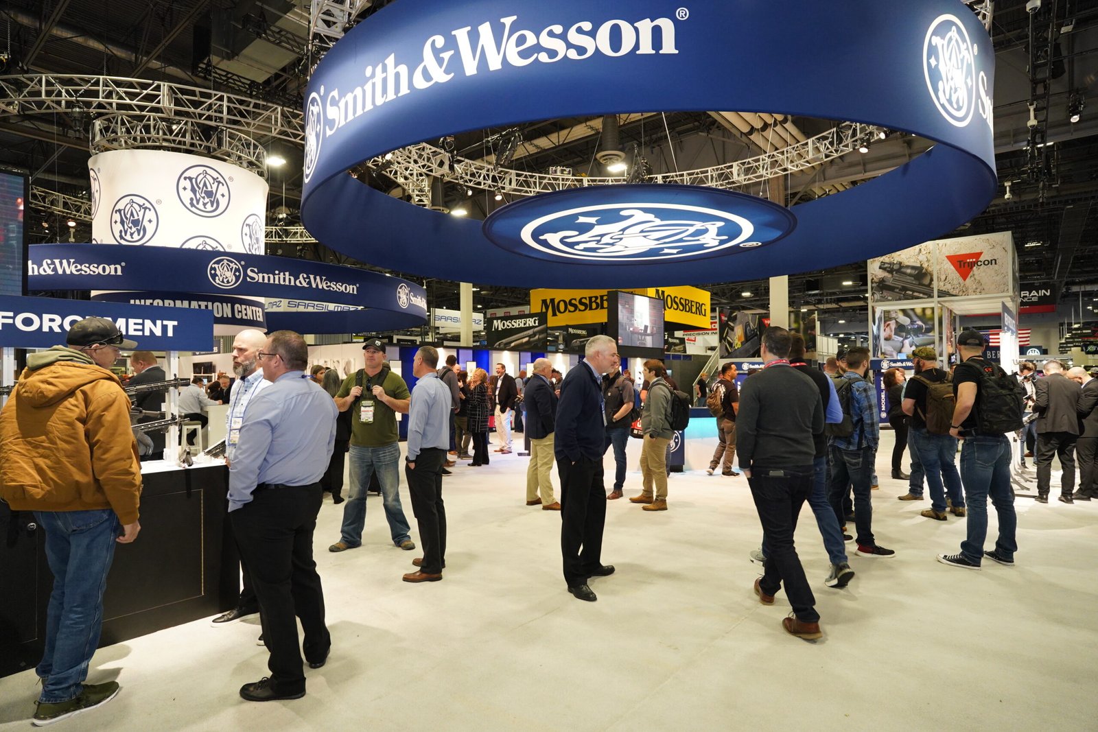 Público circula no grande estande da Smith & Wesson durante a Shot Show.
