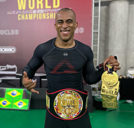 Léo Rocha exibe medalhas e cinturão conquistados em campeonato mundial de jiu-jítsu.