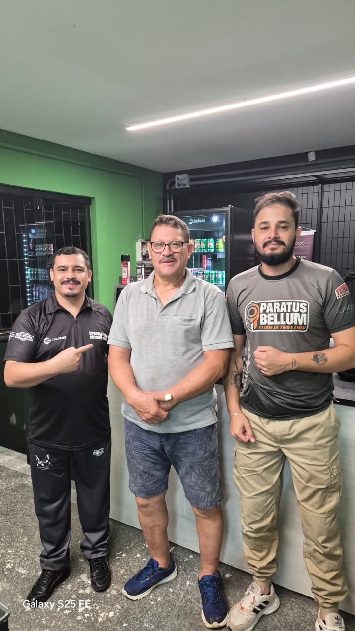 Três participantes posam reunidos durante evento da FECCASC.