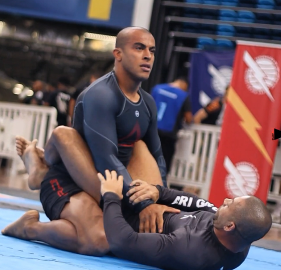 Léo Rocha luta jiu-jítsu durante uma competição.