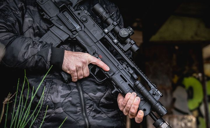 Atirador usa um fuzil Springfield Armory Hellion apoiado em bancada.