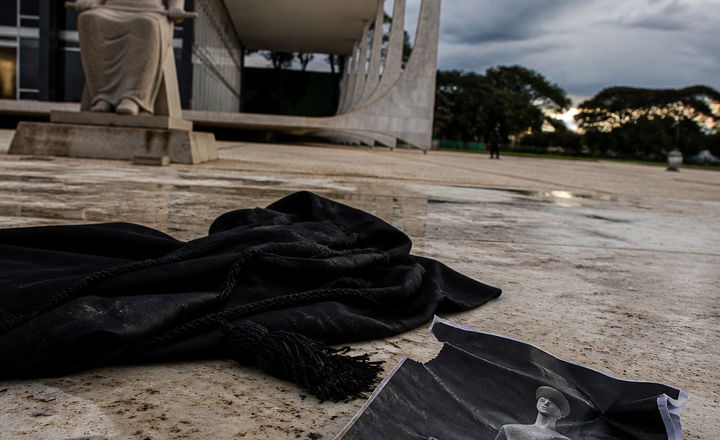 Livro Tempestade no Supremo diante do edifício do STF sob céu carregado.