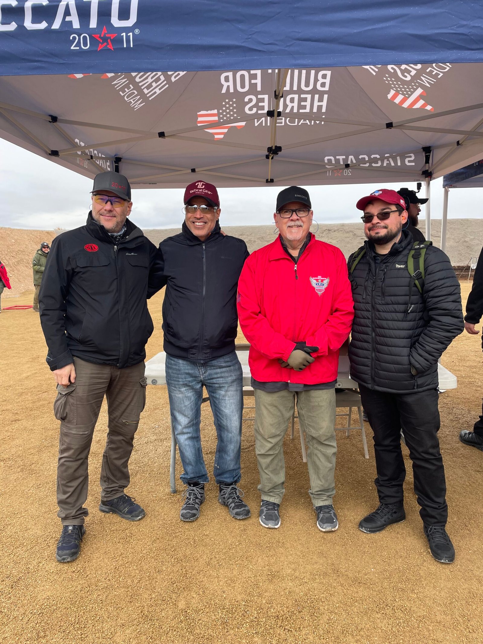 Grupo posa reunido em área de tiro ao ar livre durante evento da indústria.