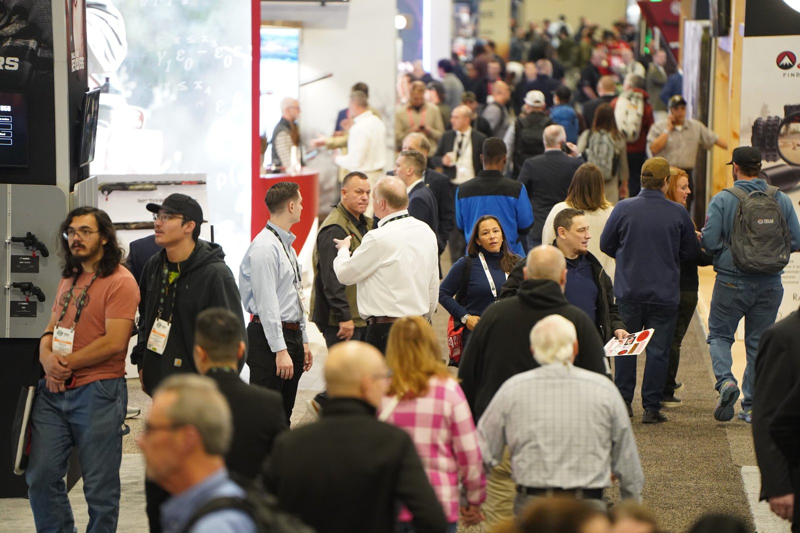 Visitantes circulam pelos corredores e estandes da Shot Show.