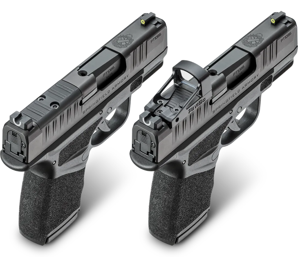Duas pistolas Springfield Armory Hellcat, uma com mira óptica, vistas por cima.