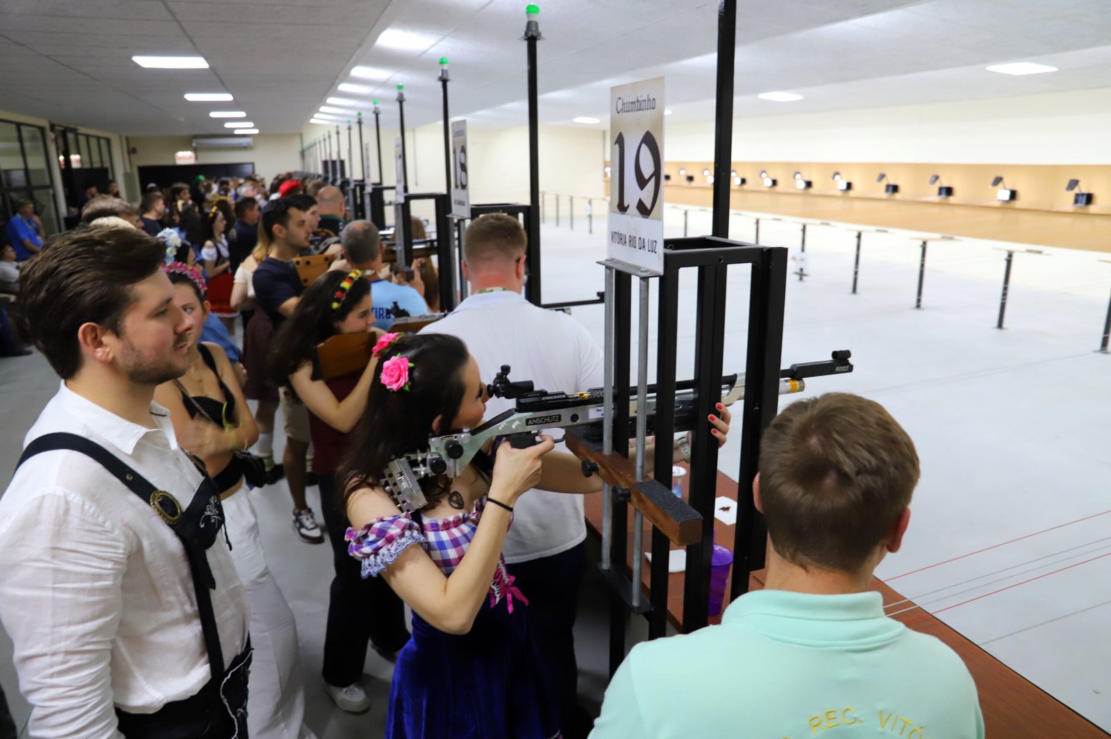 Público acompanha atividades de tiro esportivo em estande coberto durante a Schützenfest.
