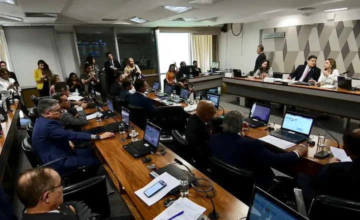 Senadores participam de reunião da Comissão de Constituição e Justiça.