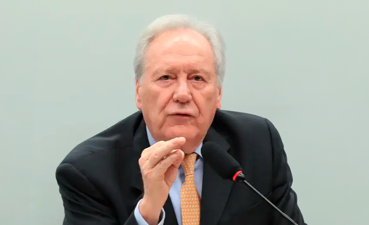 Ministro Ricardo Lewandowski fala ao microfone durante audiência.