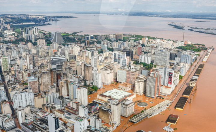 Vista aérea de Porto Alegre e do rio durante uma enchente.