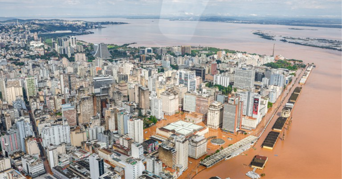 Vista aérea de Porto Alegre e do rio durante uma enchente.