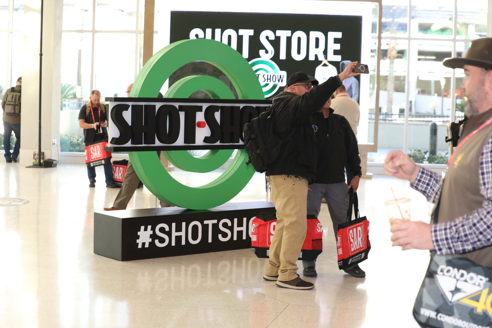 Letreiro de boas-vindas e logotipo da Shot Show no centro de convenções.