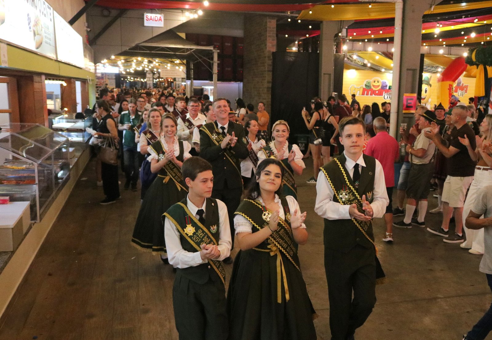 Realeza e representantes da Schützenfest são recebidos e aplaudidos pelo público.