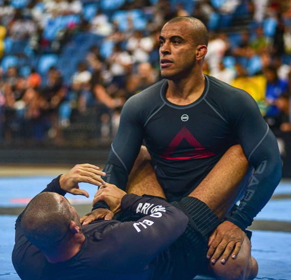 Léo Rocha luta jiu-jítsu durante uma competição.