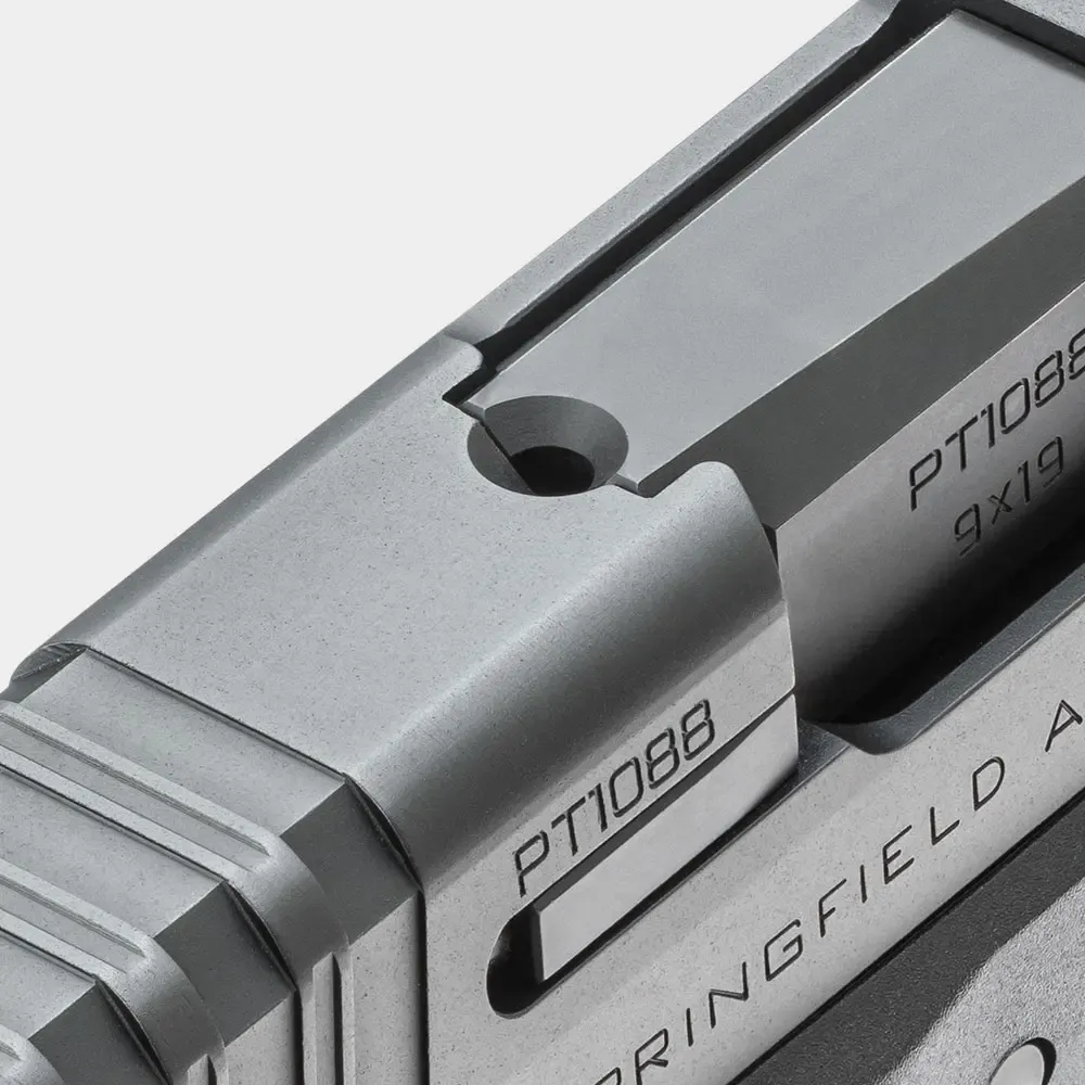 Detalhe da janela de inspeção da câmara da pistola Hellcat.