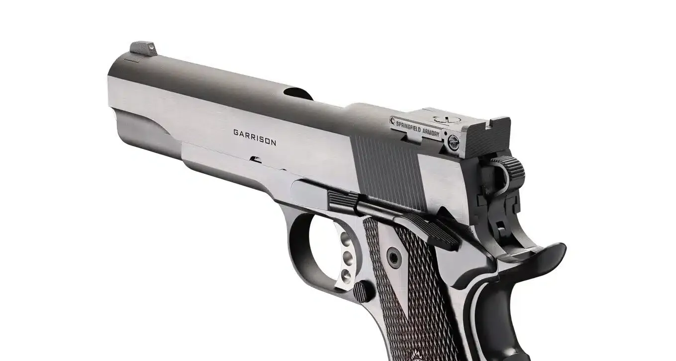 Pistola Springfield Armory 1911 Garrison Target vista de perfil sobre fundo branco.