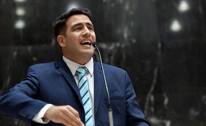Deputado discursa no plenário durante sessão legislativa.