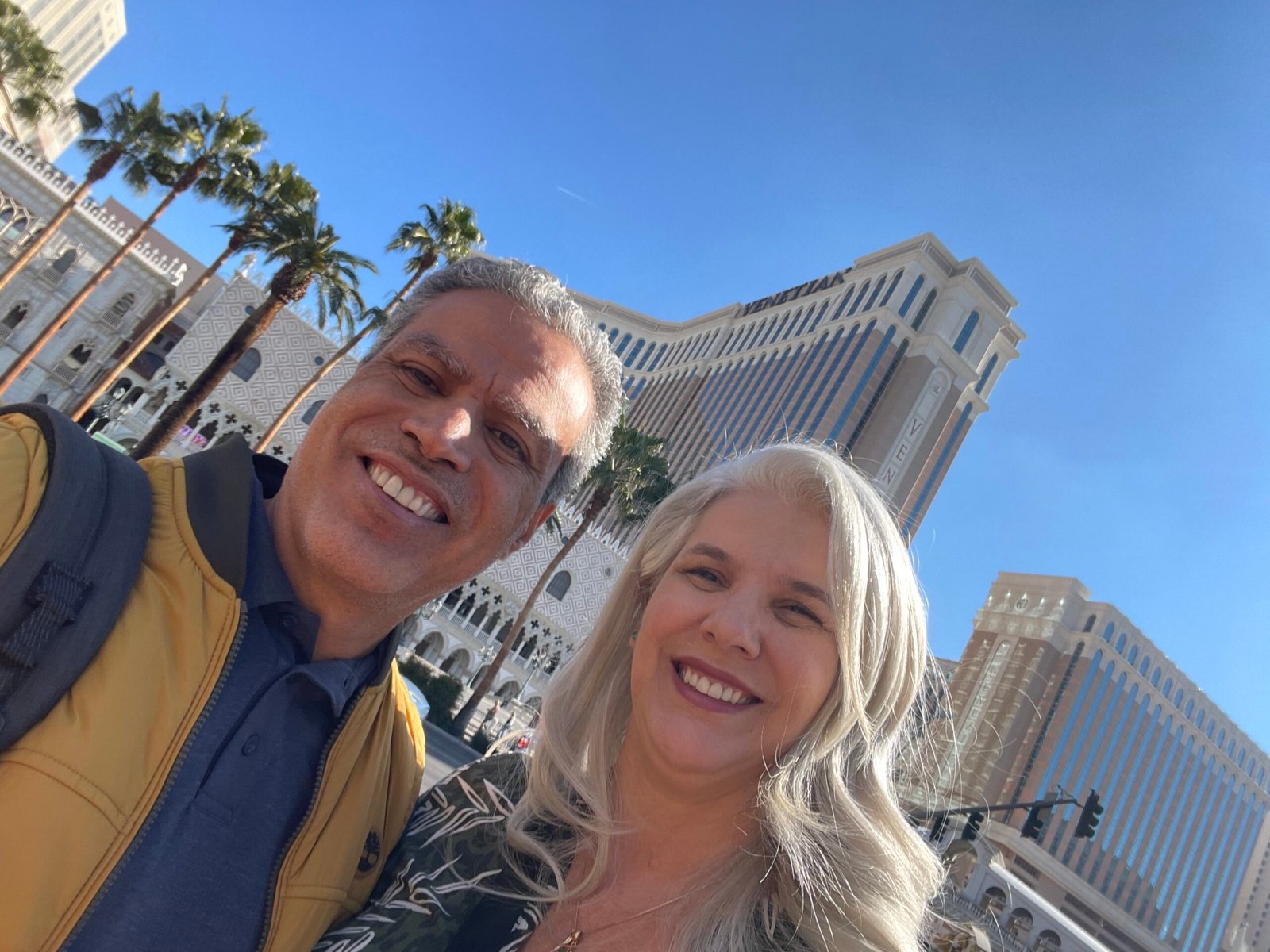 Demetrius Oliveira e uma mulher tiram selfie diante dos hotéis de Las Vegas.