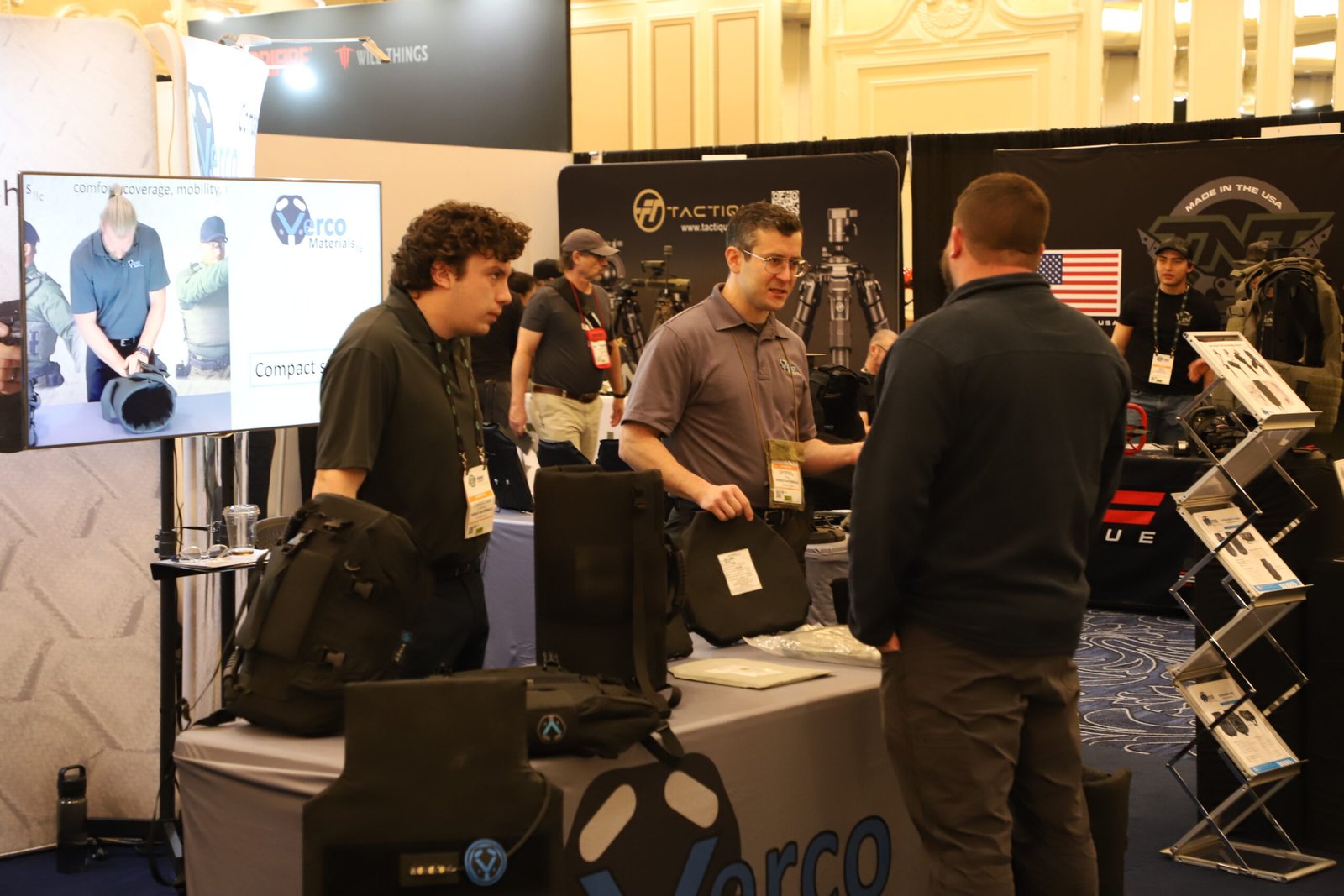 Visitantes conhecem equipamentos em estande da Shot Show.