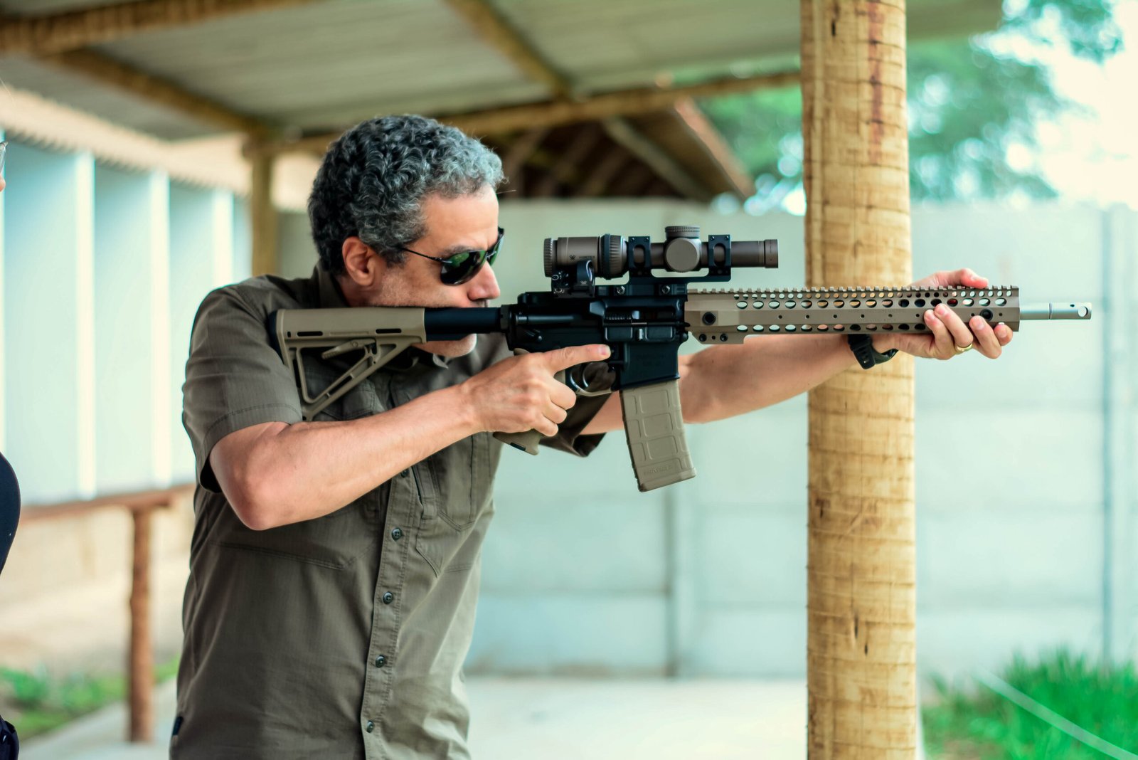 Demetrius Oliveira testa fuzil equipado com mira na Shot Show.