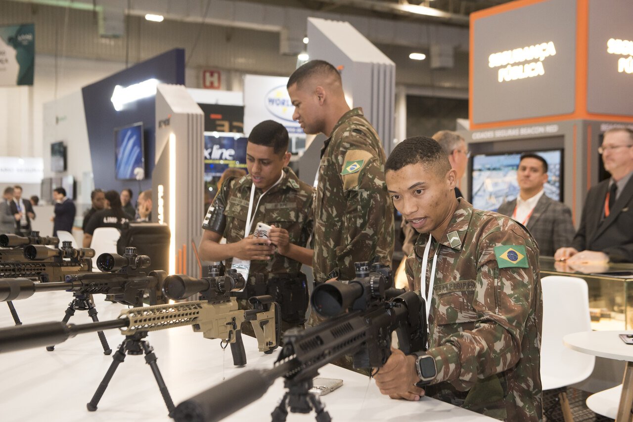 Militares examinam armamentos expostos na LAAD.