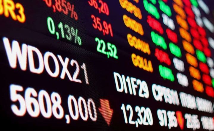 Painel eletrônico mostra cotações e índices do mercado financeiro.