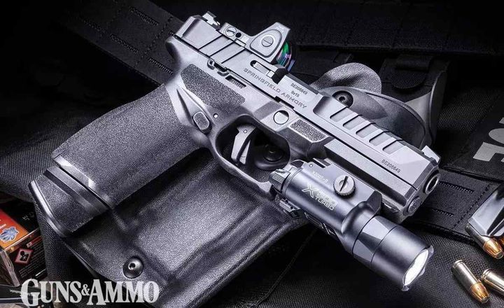 Duas pistolas Springfield Armory Echelon sobre superfície escura.