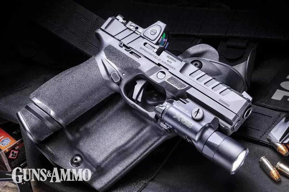 Duas pistolas Springfield Armory Echelon sobre superfície escura.