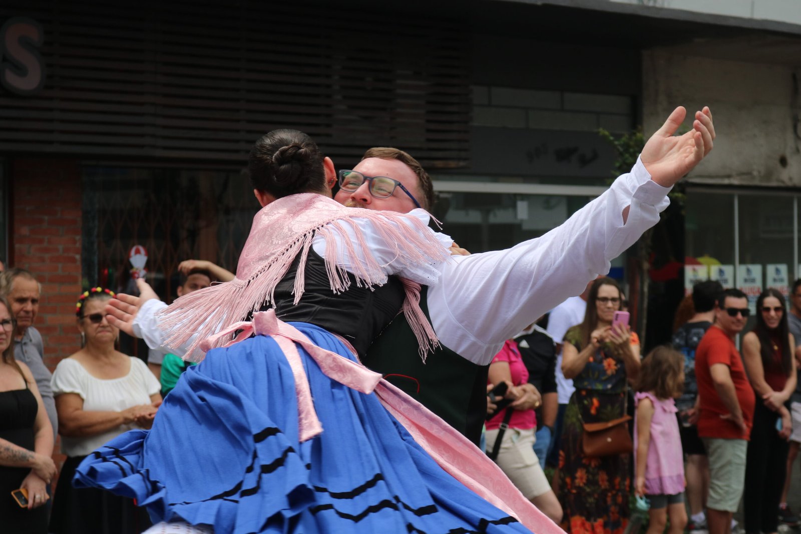 Casal em traje típico alemão dança no desfile da Schützenfest.