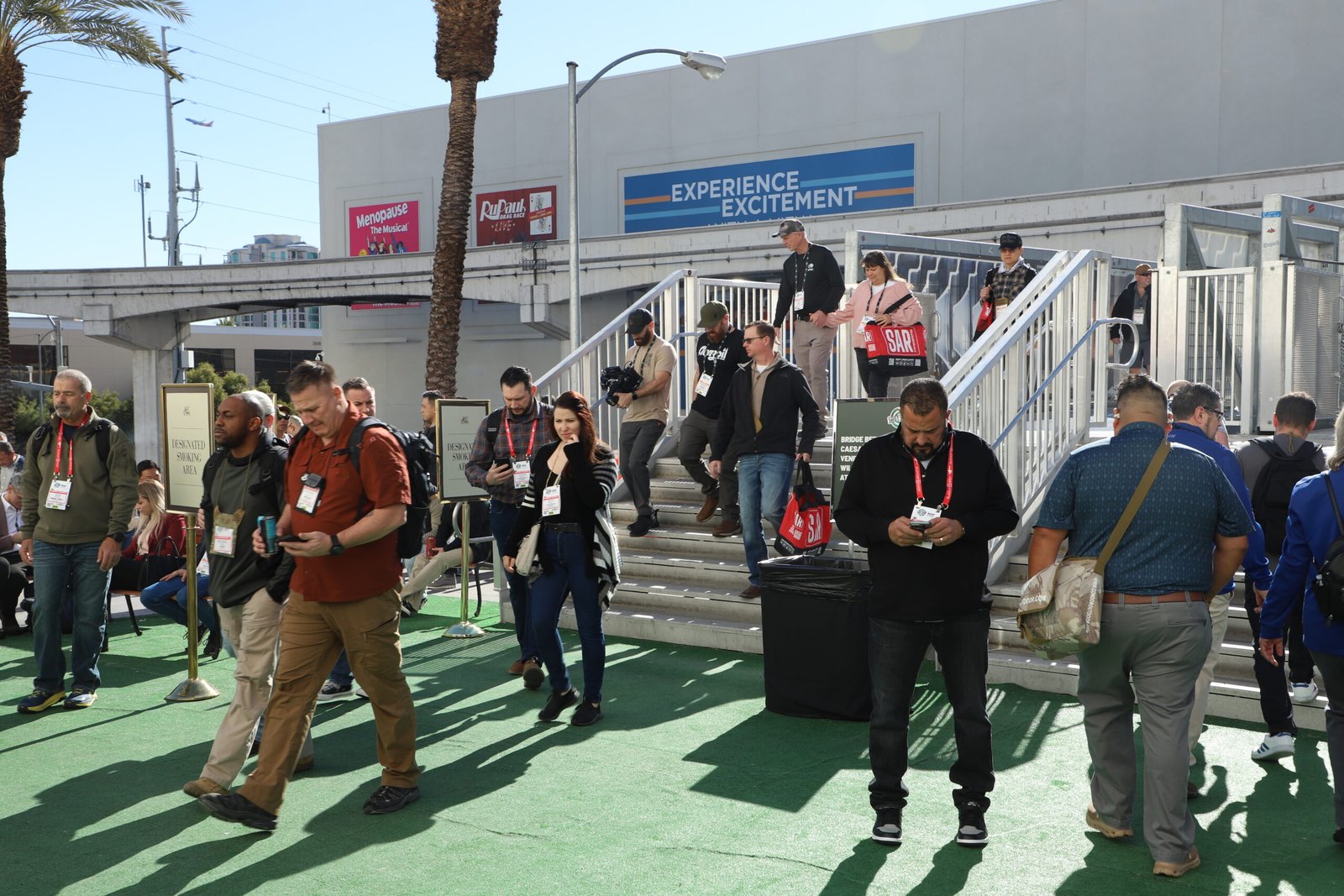 Participantes atravessam passarela de acesso aos pavilhões da Shot Show.