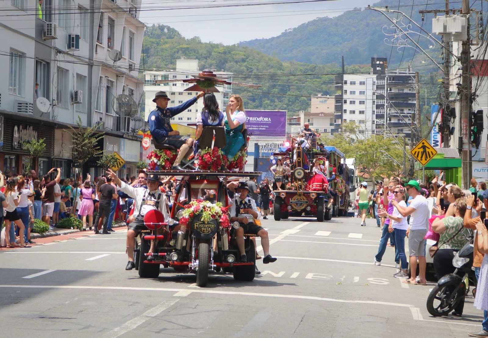 Veículo antigo decorado percorre avenida durante desfile da Schützenfest.