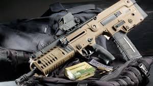 Fuzil IWI Tavor X95 e munição organizados sobre equipamento tático.
