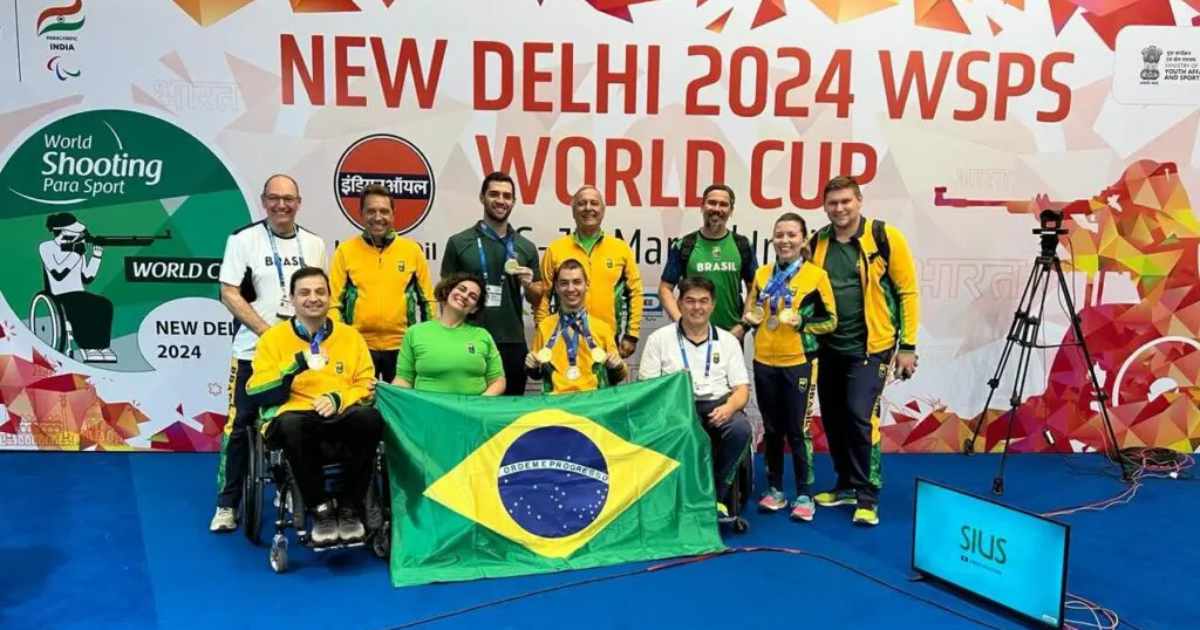Delegação brasileira exibe medalhas e a bandeira nacional na Copa do Mundo de tiro.