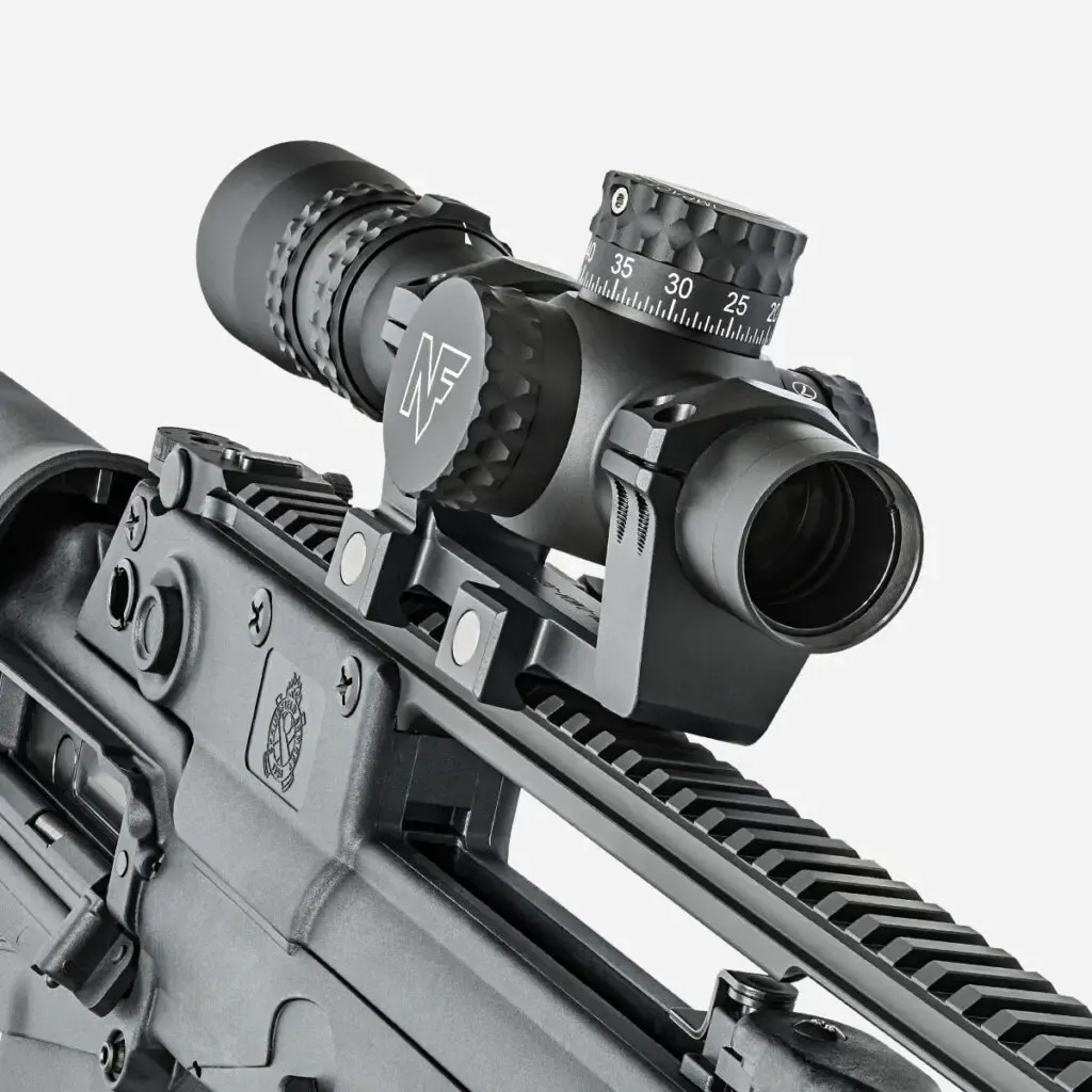 Detalhe da mira óptica montada em um fuzil Springfield Armory Hellion.
