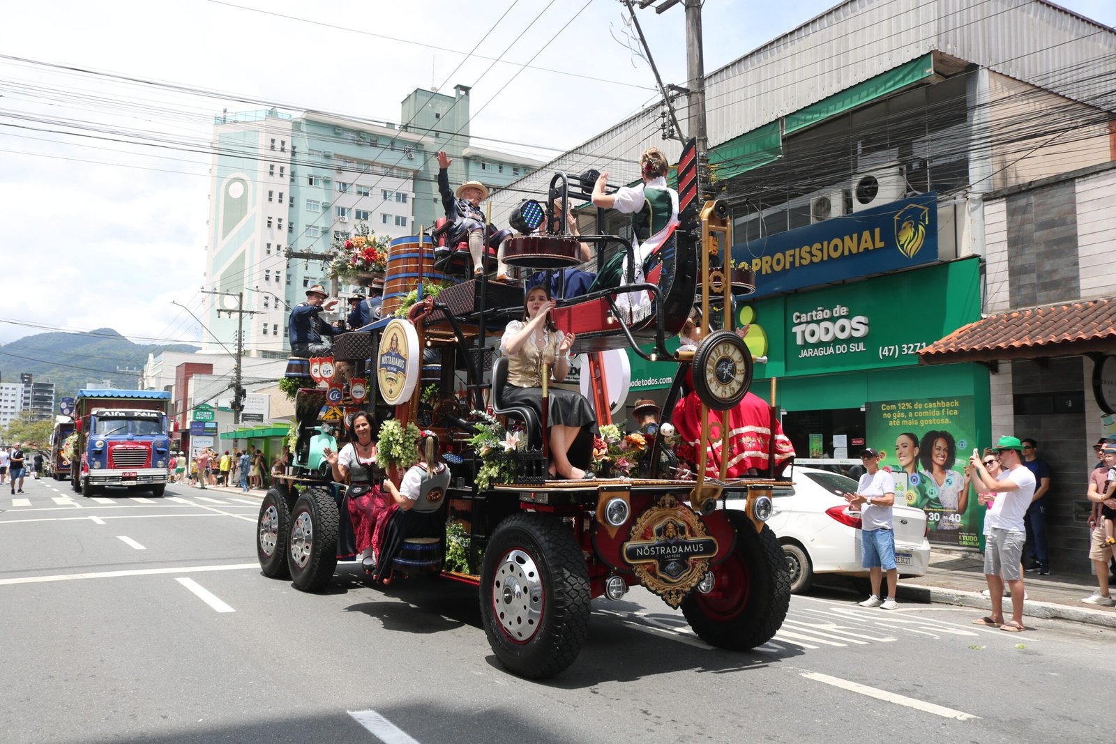 Veículo antigo decorado percorre avenida durante desfile da Schützenfest.